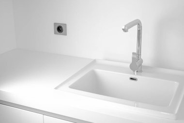 Lavabo ve krom musluklu modern banyo..