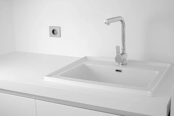 Modernes Badezimmer mit Waschbecken und Chrom-Wasserhahn. — Stockfoto