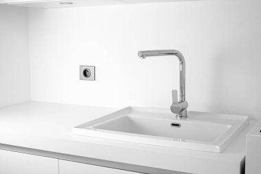 Lavabo ve krom musluklu modern banyo..