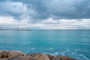 Bulutlu gökyüzünün altındaki güzel gök mavisi deniz fenerinde. Panoramik deniz manzarası. Kaliteli fotoğraf