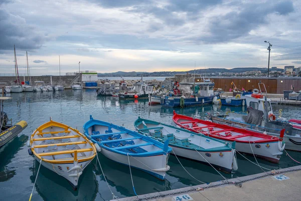 Cros-de-Cagnes, Francia 10.12.2020 Bahía con coloridos barcos de pesca. Vista panorámica del puerto deportivo en el sur de Francia. Agua tranquila y cielo azul nublado por la noche. —  Fotos de Stock