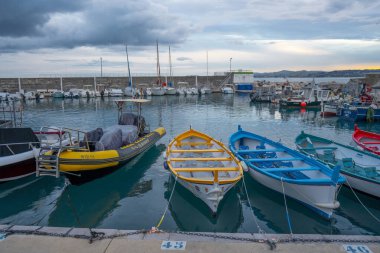 Cros-de-Cagnes, Fransa 10.12.2020 Koyu renkli balıkçı tekneleriyle. Fransa 'nın güneyinde panoramik bir marina manzarası. Sakin su ve mavi bulutlu akşam gökyüzü.