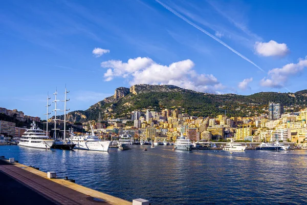 Monte-Carlo, Monaco 29.11.2020 Monte Carlo 'nun lüks yatları ve yelkenli tekneleri olan ana marinası.. 