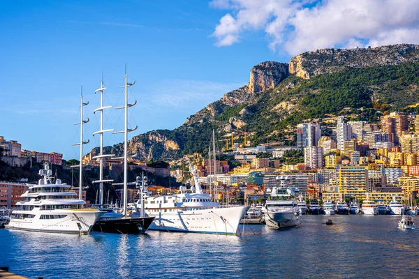 Monte-Carlo, Monaco 29.11.2020 Monte Carlo fő kikötője luxus jachtokkal és vitorlásokkal. — Stock Fotó