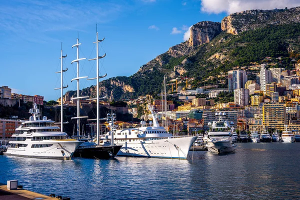 Monte-Carlo, Monaco 29.11.2020 Haupthafen von Monte Carlo mit Luxusyachten und Segelbooten. — Stockfoto