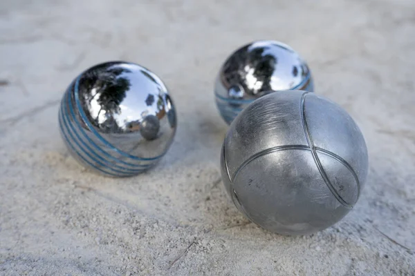 Gros plan de billes d'acier pour pétanque sur une surface de gravier, France. Concentration sélective — Photo