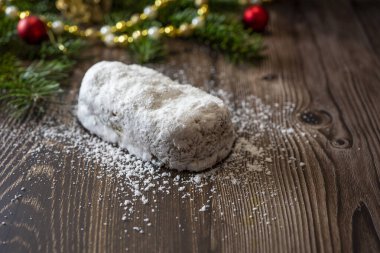 Ahşap arka planda geleneksel Noel Shtollen keki. Seçici odaklanma. Yüksek kalite fotoğraf
