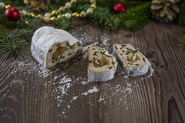 Traditionele Kerst Shtollen Cake Een Houten Achtergrond Hoge Kwaliteit Foto — Stockfoto