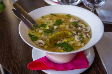 Ahşap arka planda bir kase Çin usulü yakın plan. Vejetaryen Erişte Çorbası RAMEN Damperleme . 