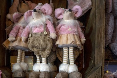 Monte Carlo, Monako 29.11.2020 Noel süslemesi vitrine asılmış. Yüksek kalite fotoğraf