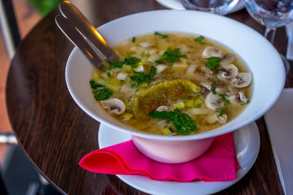 Ahşap arka planda bir kase Çin usulü yakın plan. Vejetaryen Erişte Çorbası RAMEN Damperleme . 