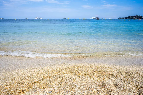 Gyönyörű Nyári Tengerpart Hajókkal Tiszta Azúrvíz Homokos Strand Napsütéses Napon — Stock Fotó