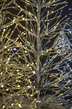 Parlak ışıkları olan Noel ağacı. Makro, fotoğrafı kapat.