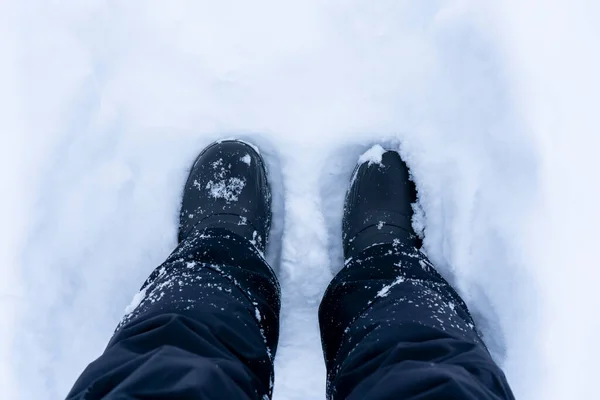 Χιονισμένες μπότες. Κάτοψη παπουτσιών ή μποτών σε φρέσκο χιόνι. Χειμερινή περίοδος. Εστίαση στα πόδια. — Φωτογραφία Αρχείου
