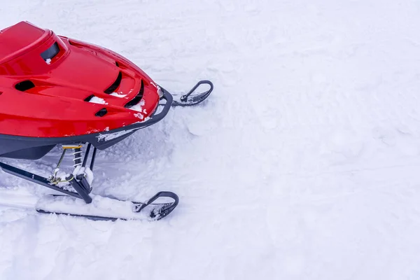 Sneeuwscooter. Close-up van rode sneeuwscooters staan in de sneeuw, zicht van onderen. — Stockfoto