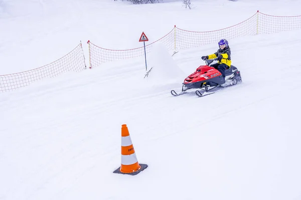 Auron Francie 2021Chlapec Jezdí Červeném Skútru Zimní Krajině Portrét Usměvavého — Stock fotografie