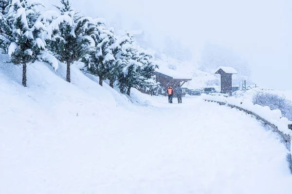 Día de nieve de invierno. Grupo de excursionistas en las montañas de invierno subiendo. — Foto de Stock