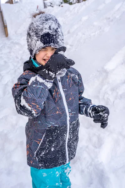 Το αγόρι παίζει στο χιόνι. Κρύο χιονισμένο χειμώνα. Χαρούμενη παιδική ηλικία — Φωτογραφία Αρχείου