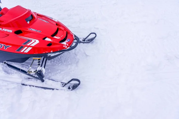 Auron, Frankrijk 02.01.2021 Snowmobile. Close-up van rode sneeuwscooters staan in de sneeuw, zicht van onderen. — Stockfoto