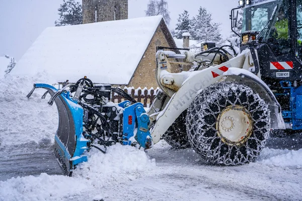 2021年1月1日法国奥隆法国阿尔卑斯山滑雪胜地，拖拉机在公路旁边的大雪堆上除雪 — 图库照片