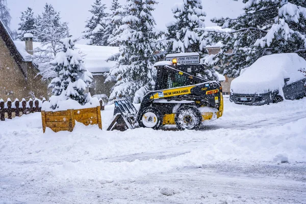 Auron Fransa 2021 Tekerlek Yükleme Makinesi Kayak Merkezindeki Karı Kaldırıyor — Stok fotoğraf