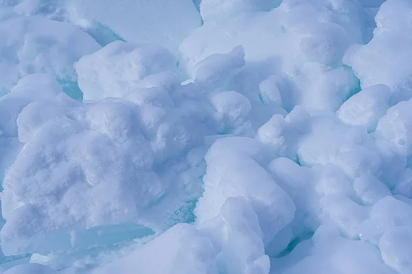 Gelo e neve macro textura close-up. Vista ao ar livre de blocos de gelo e neve no inverno — Fotografia de Stock