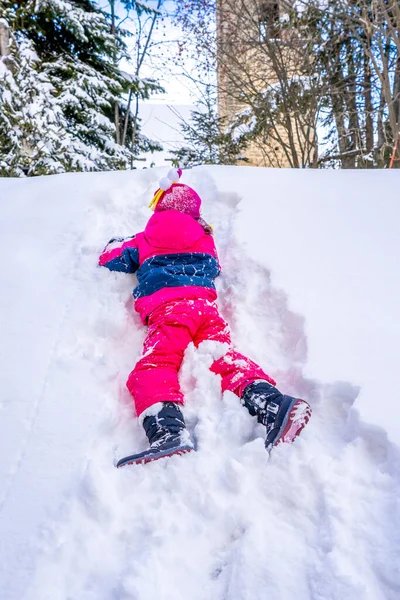 Grappig Klein Meisje Kleurrijk Winterpak Klimt Sneeuwheuvel Kinderen Spelen Springen — Stockfoto