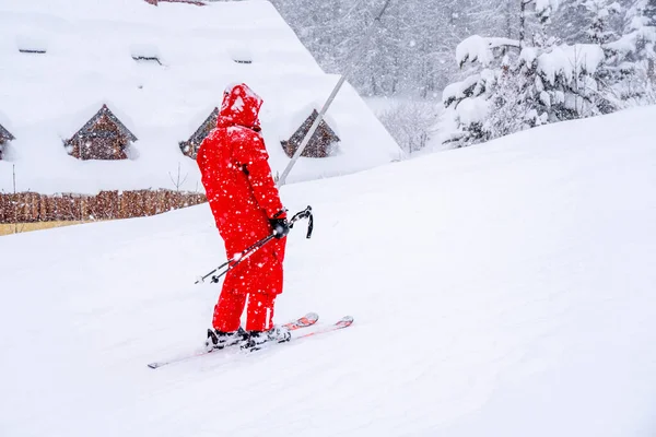 Instructor de esquí profesional levantando en la cuerda de arrastre de esquí a la montaña durante las nevadas. Familia y niños concepto activo de vacaciones. Fondo de enfoque borroso —  Fotos de Stock