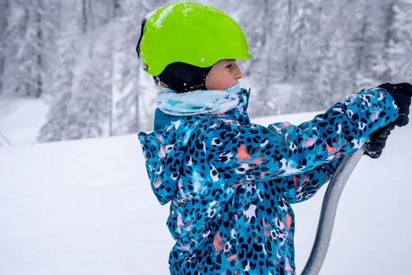 Sfondo Sfocato Una Ragazza Che Solleva Sulla Fune Skilift Costume — Foto Stock