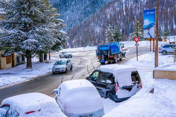 Auron, Francia - 29.12.2020: Coches cubiertos de nieve blanca en la estación de esquí de montaña. Nieve en los coches después de las nevadas. Invierno escena urbana. — Foto de Stock