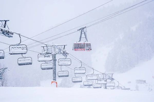 Lege skipistes en skiliften in Auron skigebied, Frankrijk. Tijdens de wintervakantie van 2020 december en 2021 januari zijn liften gesloten voor volwassenen vanwege de coronavirus pandemie.. — Stockfoto