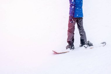 Fransız dağlarında kar yağışı sırasında kar sporu yapan kayakçı. Özgürlük, aşırı kış aktiviteleri. Yüksek kalite fotoğraf