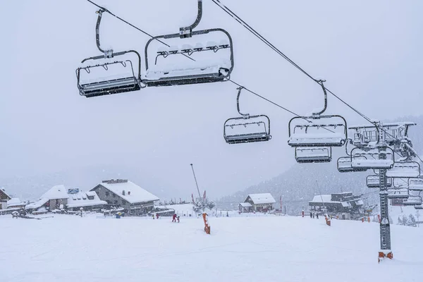 Auron, FRANCE - 01.01.2021: Kayak merkezinde boş kayak pistleri ve kayak asansörleri. 2021 kış tatili boyunca koronavirüs salgını nedeniyle yetişkinler için kayak nedeniyle asansörler kapalıdır. Odaklanmamış