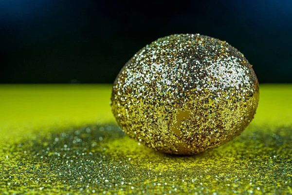 Trendiger Osterhintergrund Mit Goldglänzend Gefärbtem Und Umher Glitzerndem Glitzern Kreative — Stockfoto