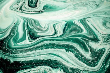 Seçici odaklanma. Yeşil malakit yaratıcı soyut boyalı arka plan, duvar kağıdı, akrilik tablo. Doku sanatı. Altın parıltılı pudralı mavi boya. Mermer arkaplan