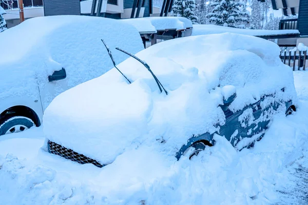 Strada Del Villaggio Sciistico Francese Con Auto Parcheggiate Coperte Neve — Foto Stock