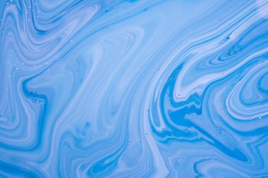 Seçici odaklanma. Mavi, soyut boyalı arka plan, duvar kâğıdı, akrilik tablo. Doku sanatı. Altın parıltılı pudralı mavi boya. Mermer arkaplan