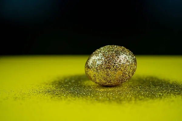 Trendiger Osterhintergrund Mit Goldglänzend Gefärbtem Und Umher Glitzerndem Glitzern Kreative — Stockfoto