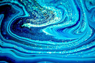 Seçici odaklanma. Mavi, soyut boyalı arka plan, duvar kâğıdı, akrilik tablo. Doku sanatı. Altın parıltılı pudralı mavi boya. Mermer arkaplan