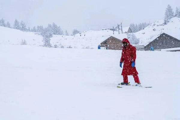 Auron Frankrike 2021 Professionell Skidlärare Som Åker Skidor Skidspåret Snöfall — Stockfoto