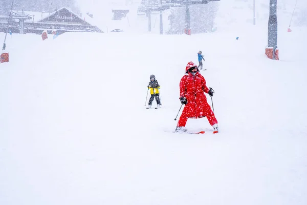 Professionell Skidlärare Lär Ett Barn Att Åka Skidor Bergssluttning Snöhöst — Stockfoto