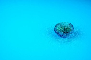 Parlak mavi yumurtalı ve parıltılı paskalya arkaplanı. Boyalı tavuk yumurtasıyla yaratıcı bahar tatili imajı. Üst görünüm düz yaşam uzanıyordu. Paskalya konsepti. Makro, kapat. 