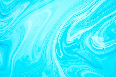 Seçici odaklanma. Mavi, soyut boyalı arka plan, duvar kâğıdı, akrilik tablo. Doku sanatı. Altın parıltılı pudralı mavi boya. Mermer arkaplan