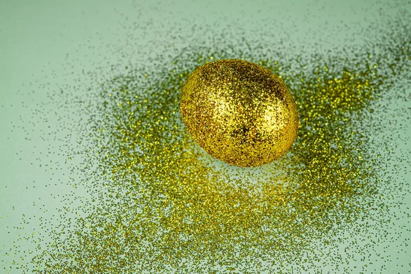 Trendiger Osterhintergrund Mit Goldglänzend Gefärbtem Und Umher Glitzerndem Glitzern Kreative — Stockfoto