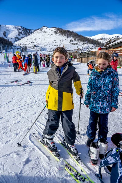 Auron France 2020 Ευτυχισμένοι Σκιέρ Αγόρι Και Κορίτσι Χειμερινό Χιονοδρομικό — Φωτογραφία Αρχείου