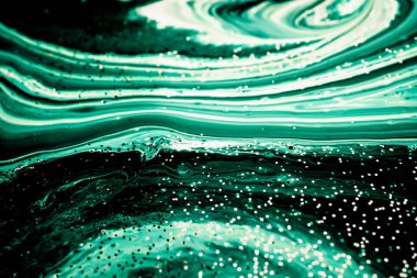 Seçici odaklanma. Yeşil malakit yaratıcı soyut boyalı arka plan, duvar kağıdı, akrilik tablo. Doku sanatı. Altın parıltılı pudralı mavi boya. Mermer arkaplan