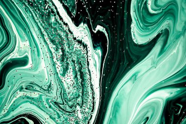 Seçici odaklanma. Yeşil malakit yaratıcı soyut boyalı arka plan, duvar kağıdı, akrilik tablo. Doku sanatı. Altın parıltılı pudralı mavi boya. Mermer arkaplan