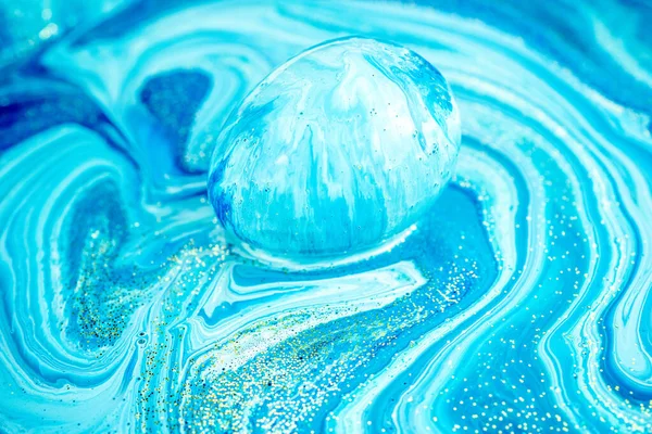 Яйцо Плавает Акриловой Краске Пасхальное Художественное Оформление Поток Жидкой Плотной — стоковое фото