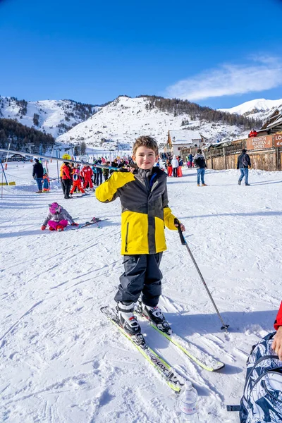 Auron France 2020 Happy Skier Boy Ετών Χειμερινό Χιονοδρομικό Κέντρο — Φωτογραφία Αρχείου