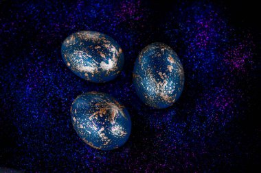 Galaksideki parlak yumurtaların soyut fotoğrafı. Paskalya kozmik uzay renkli yumurtalar. Selamlama ve Paskalya için fikir. Renkli yumurtaların düz konsepti. Yüksek kalite fotoğraf